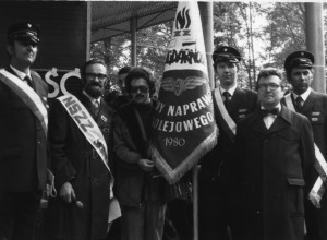 1981_0090f Poświęcenie sztandaru ZNTK Lubań 1981
